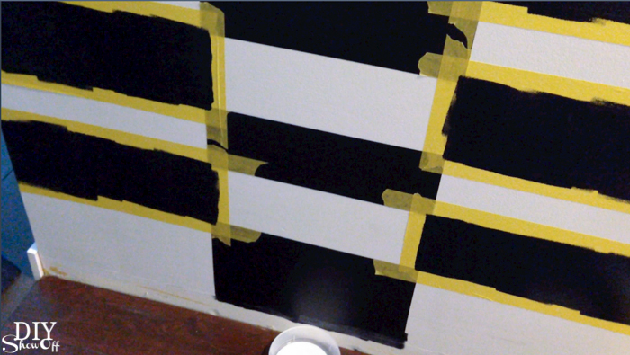 staggered stripes accent wall @diyshowoff.com