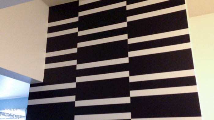 staggered stripes accent wall @diyshowoff.com
