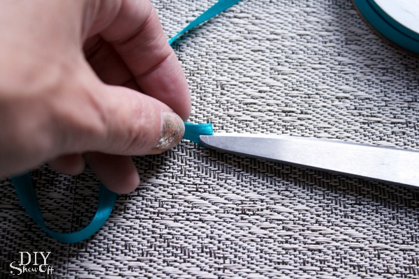 Cutting ribbon for birdie garland