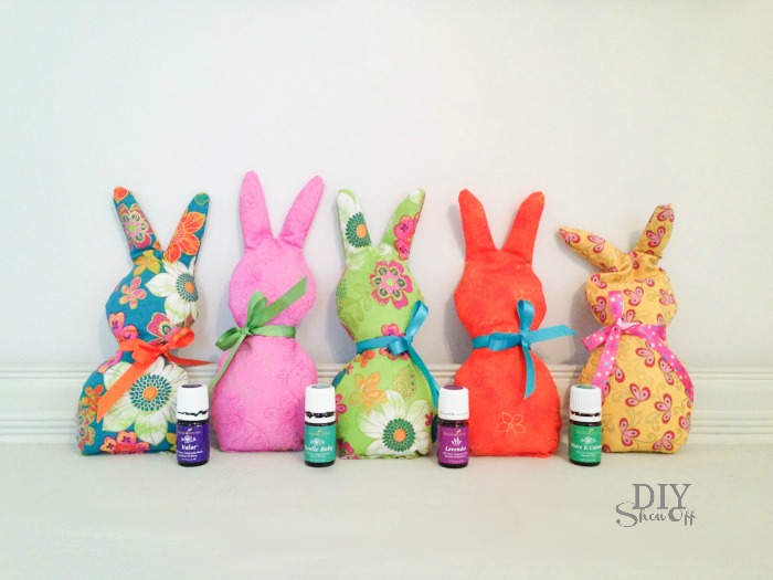 Snuggle Bunnies DIY heat and cold rice packs with calming essential oils @diyshowoff