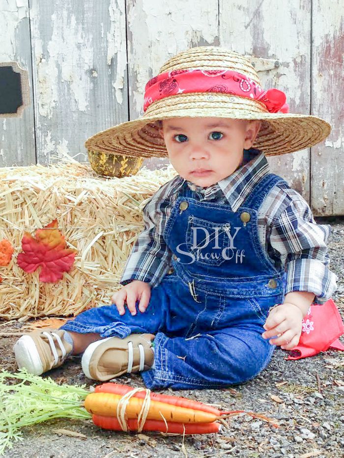 cutest baby farmer DIY costume @diyshowoff