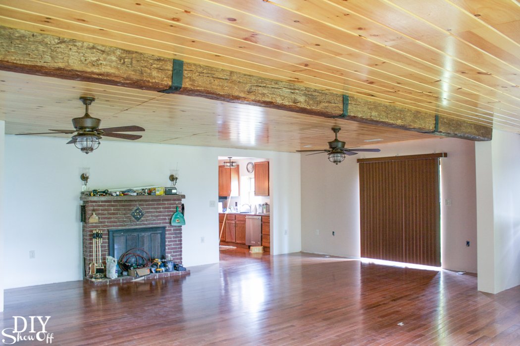 Before and after home improvement project - ceiling with a gorgeous faux beam @diyshowoff 