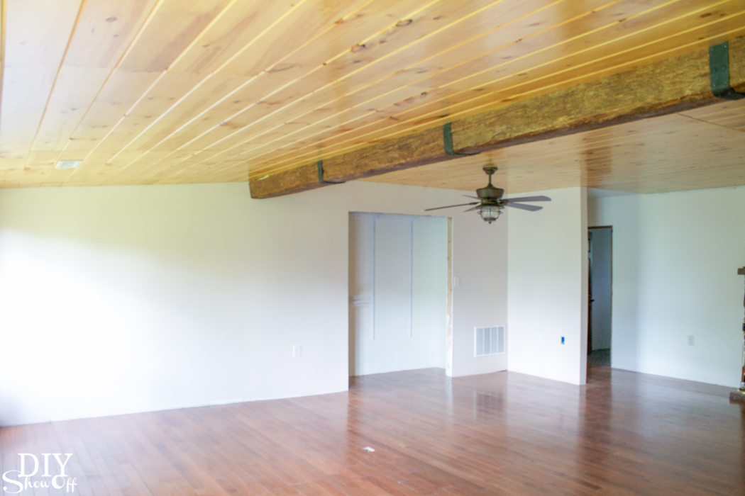 Before and after home improvement project - ceiling with a gorgeous faux beam @diyshowoff 