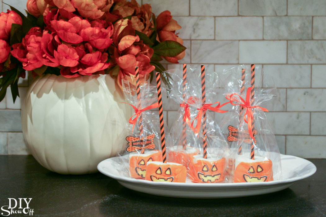 So cute! Halloween (essential oil infused optional) marshmallow treats @diyshowoff #makeitwithmichaels
