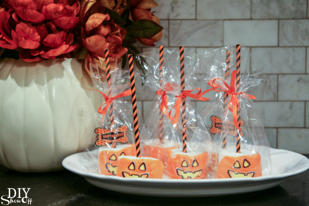 So cute! Halloween (essential oil infused optional) marshmallow treats @diyshowoff #makeitwithmichaels