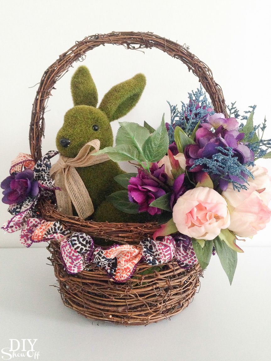 So pretty! DIY spring floral centerpiece tutorial. Perfect for Easter too! #madewithmichaels @diyshowoff
