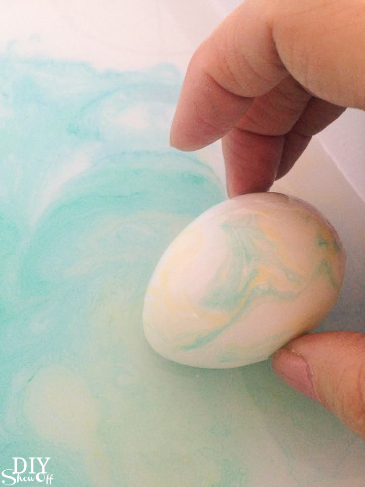 DIY marbled egg